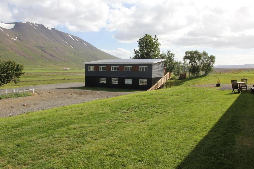Draflastadir Guesthouse exterior with mountain backdrop